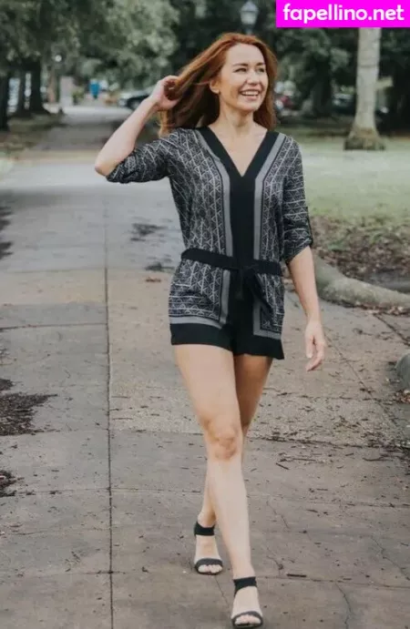 Elizabeth Zharoff OnlyFans Thumbnail #D0beOjJCTg