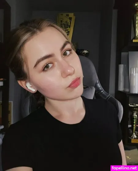 Elizaveta Petrova OnlyFans Thumbnail #1U1NDSW7yr