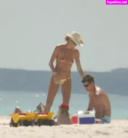 Elle Macpherson OnlyFans Thumbnail #7IMnAIxmHd