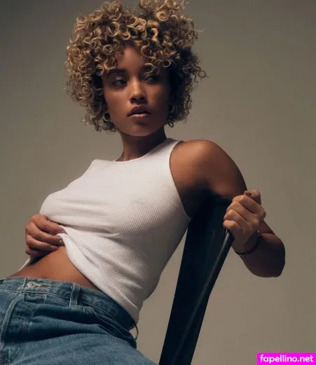 Elle Smith OnlyFans Thumbnail #bBYm1qAkYJ