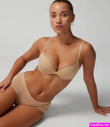 Elle Smith OnlyFans Thumbnail #t8QDkgi9DM