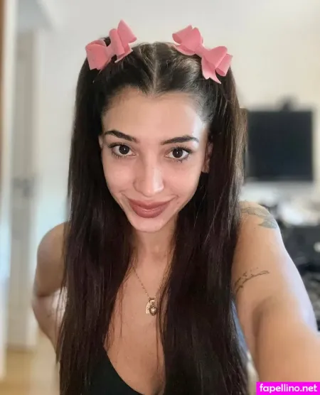 Ellie Kisses OnlyFans Thumbnail #GobnUPloRq
