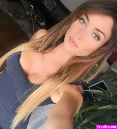 Elsa Esnoult OnlyFans Thumbnail #1G2VPyxhRd