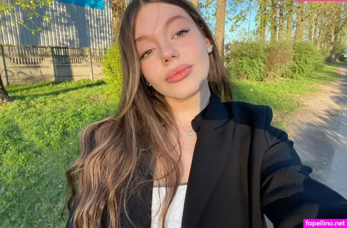 Em Mad OnlyFans Thumbnail #fFr4nOmFqF