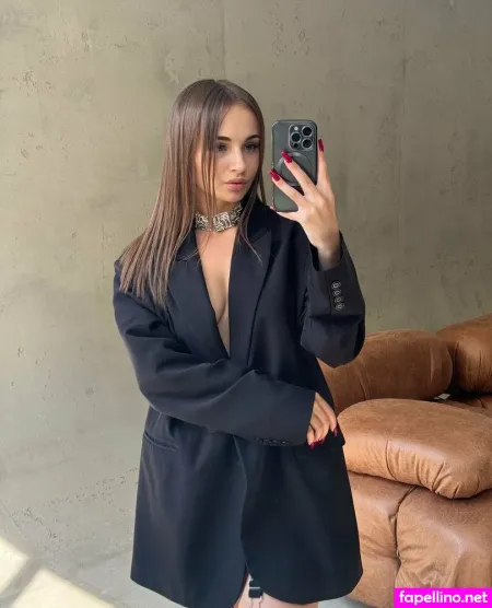 Emeliewow OnlyFans Thumbnail #i5YUB2pvxC