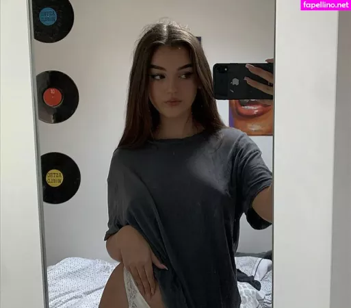 Emilie OnlyFans Thumbnail #s4B34AmBLa