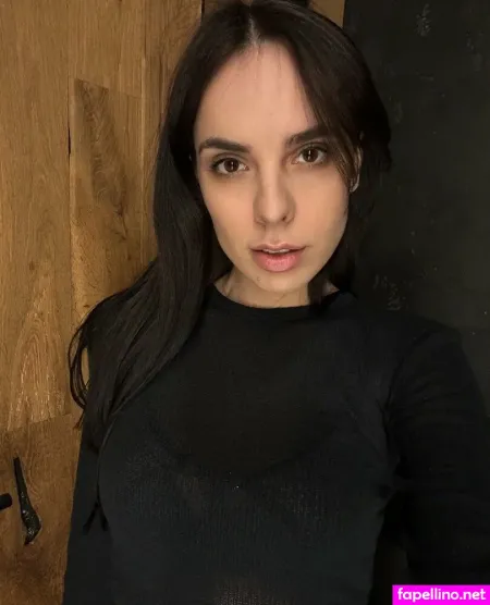Emilly Free Main Profile Photo