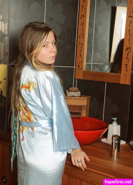 Emily 18 OnlyFans Thumbnail #MSSCH6dXjb