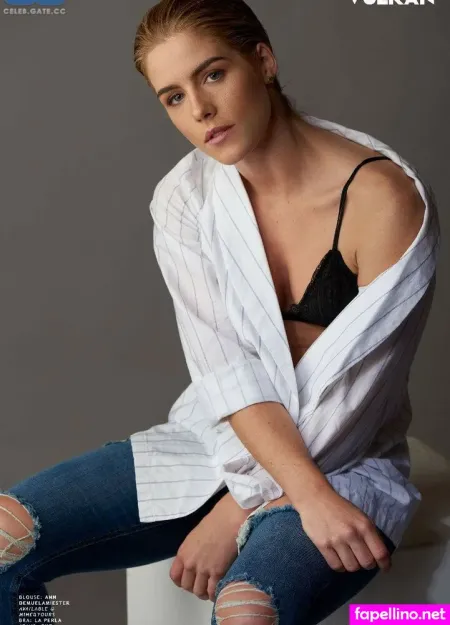 Emily Bett OnlyFans Thumbnail #ESR0ceq4q8