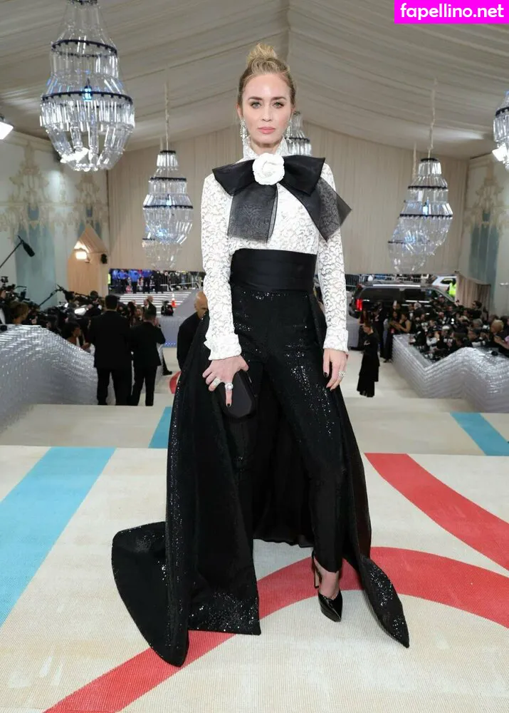 _emily_blunt_, twogirlsoneblunt Nude Leaked OnlyFans Photo #p79Zit5CFl