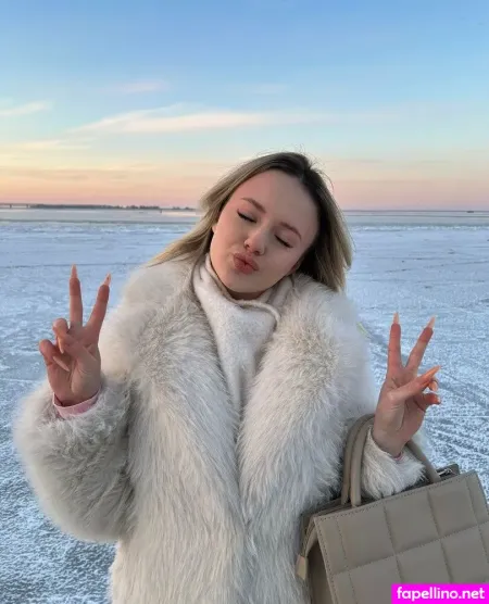 Emily Hix OnlyFans Thumbnail #EcuHxhLKvv