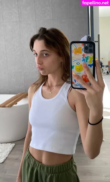 Emma Chamberlain OnlyFans Thumbnail #2Qx06lbBez