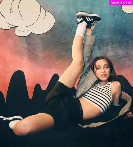 Emma Chamberlain OnlyFans Thumbnail #ly1z43UYrw