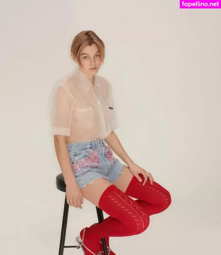 Emma Corrin OnlyFans Thumbnail #M3A6Xu1YM4