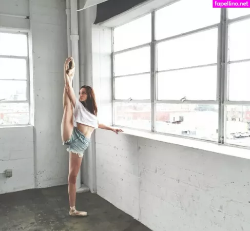 Emma Dumont OnlyFans Thumbnail #Rm1tr9p9Mw