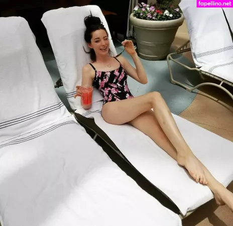 Emma Dumont OnlyFans Thumbnail #hY9wHIOVQ1