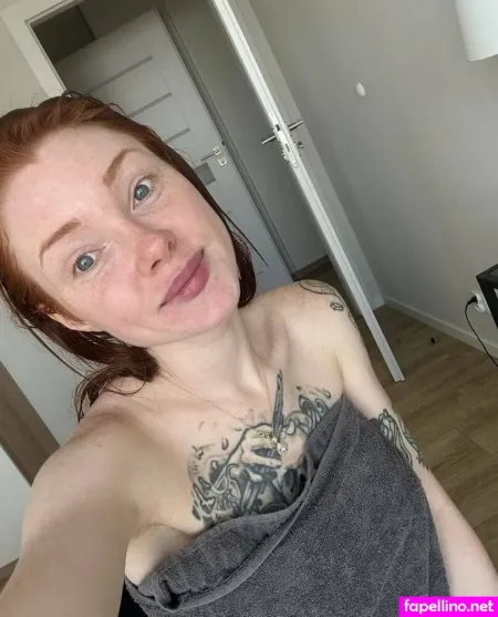 Emma Fox Red OnlyFans Thumbnail #G4qQksgyFL