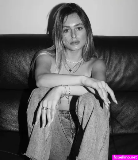 Emma Greenberg OnlyFans Thumbnail #S4vUQjM5lR