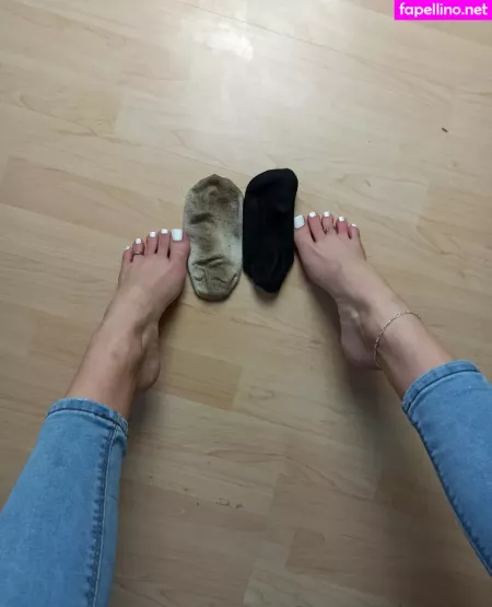 Emmyfeetandsocks OnlyFans Thumbnail #UVD2EjCt90