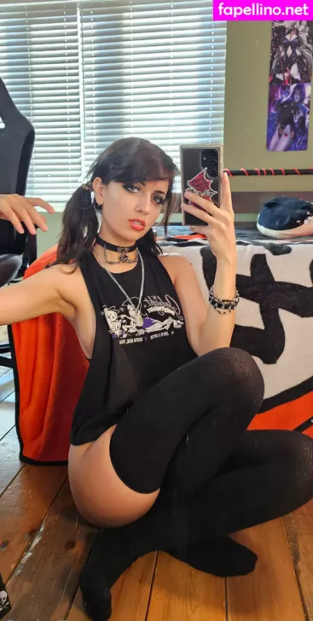 Emostonergorl OnlyFans Thumbnail #FrCWcdbbqt