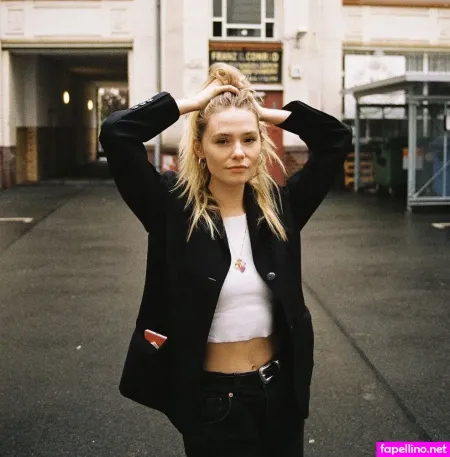 Esther Graf OnlyFans Thumbnail #1cBFM3oXF4