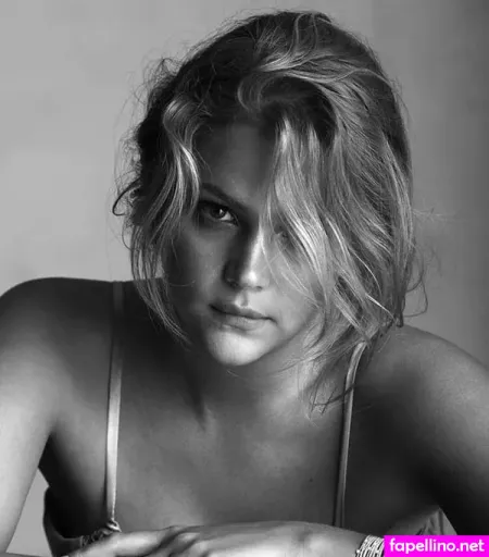 Esti Ginzburg OnlyFans Thumbnail #5I2HSnWOzw