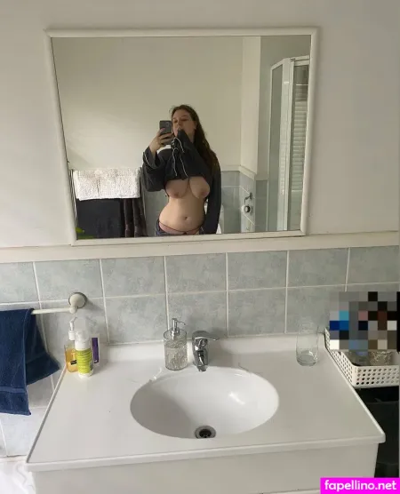 Faceless Tits Main Profile Photo