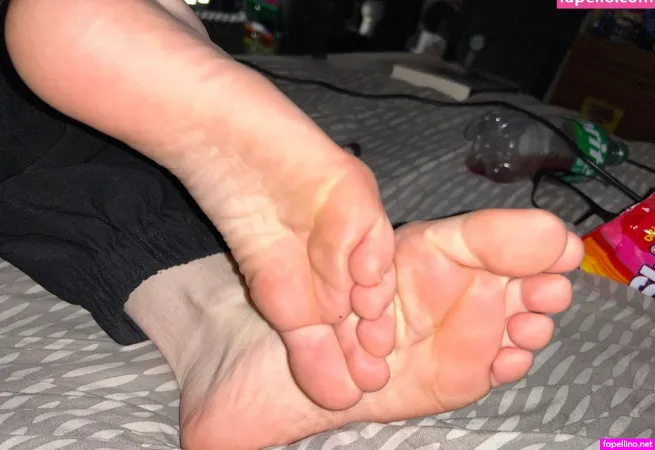 Feetiecutie 1 OnlyFans Thumbnail #2vcYXWG04K