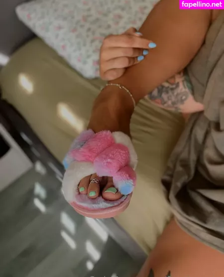 Feetloretta OnlyFans Thumbnail #yZFAg9OqgE