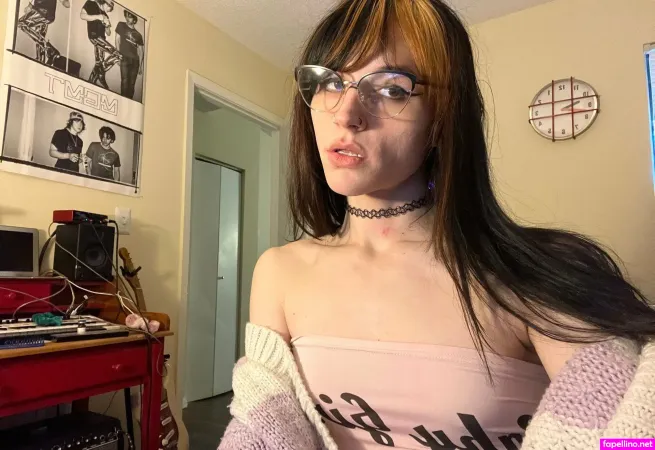 Feetposter OnlyFans Thumbnail #Kqa4YSS9PI