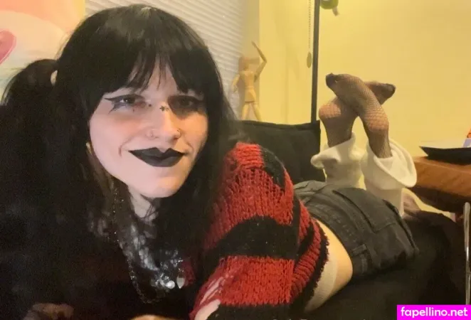 Feetposter OnlyFans Thumbnail #dBoMHqCOtg