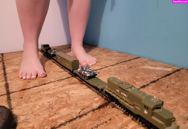 Giantess Hanna OnlyFans Thumbnail #mCuvLZhLeq