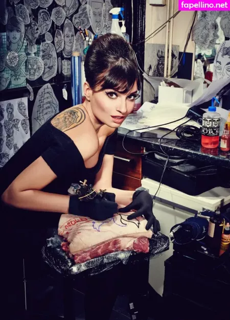 Gizzi Erskine OnlyFans Thumbnail #RWtrsphqRc