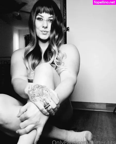 Glitter Tits OnlyFans Thumbnail #CGpX7AIBDe