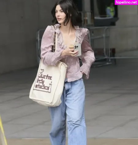 Gracie Abrams OnlyFans Thumbnail #5IbAUFnFdM