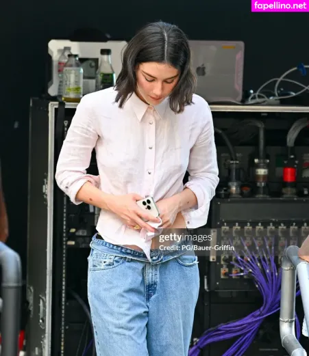 Gracie Abrams OnlyFans Thumbnail #NN4rheIl1l