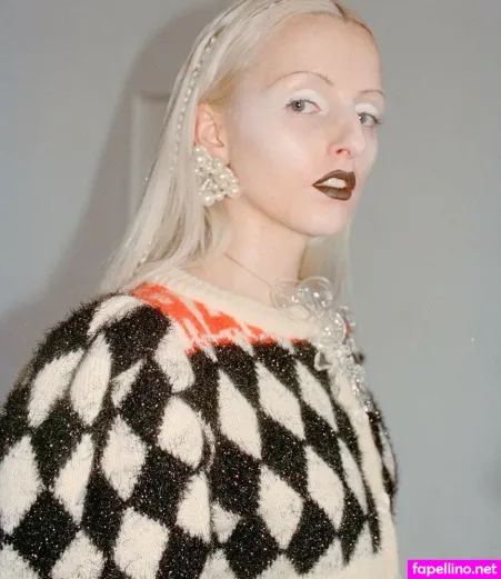 Greta Isaac OnlyFans Thumbnail #v8mUYdr7kK