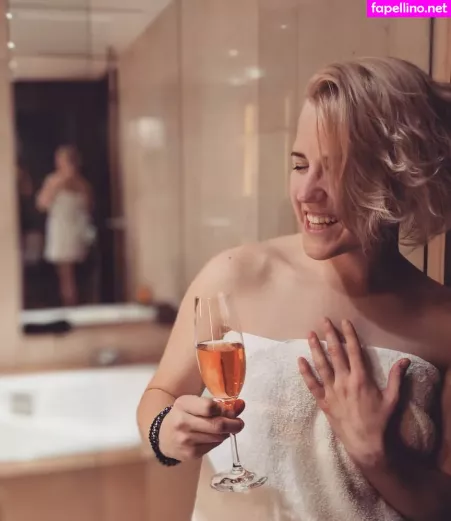 Hannah Hart OnlyFans Thumbnail #2akQt3tFda