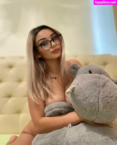 Helenqueen OnlyFans Thumbnail #8hclT00llr