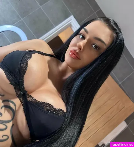 Heyylena Main Profile Photo