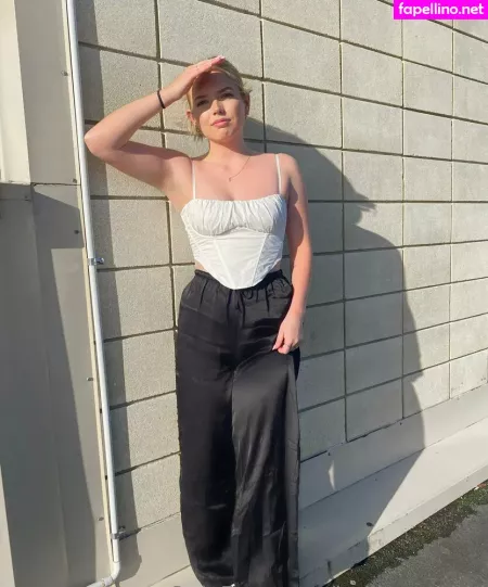 Holliesworldd OnlyFans Thumbnail #EEt4jjqSJu