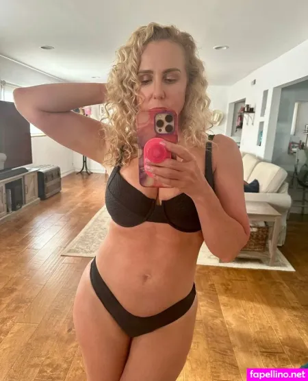 Holly 1 OnlyFans Thumbnail #e1arwGYBK1