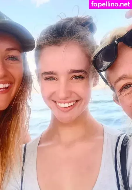 Holly Earl OnlyFans Thumbnail #27tXVtvX37