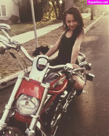 Hollyhendrix OnlyFans Thumbnail #KHIhopdxQb