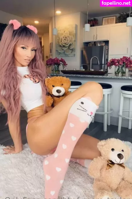 Htwf Mom Taylor OnlyFans Thumbnail #0TS4fyEY4Q
