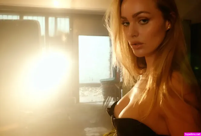 Ianthe Rose 1 OnlyFans Thumbnail #5a4USLXnBf