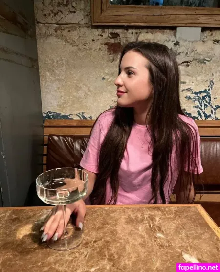 Iris Hot Babe Main Profile Photo