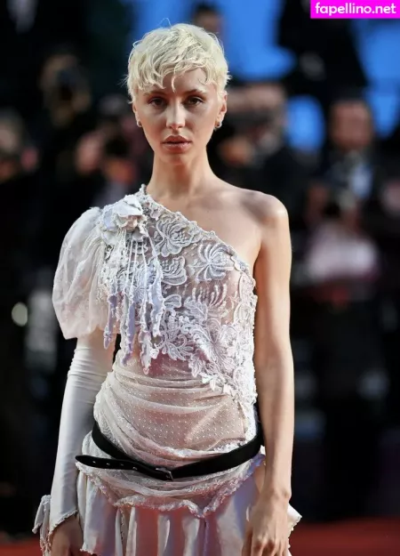 Iris Law OnlyFans Thumbnail #7Icp1JVXTw