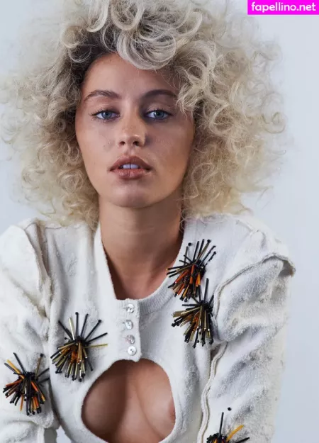 Iris Law OnlyFans Thumbnail #8Z3C9uOB6y