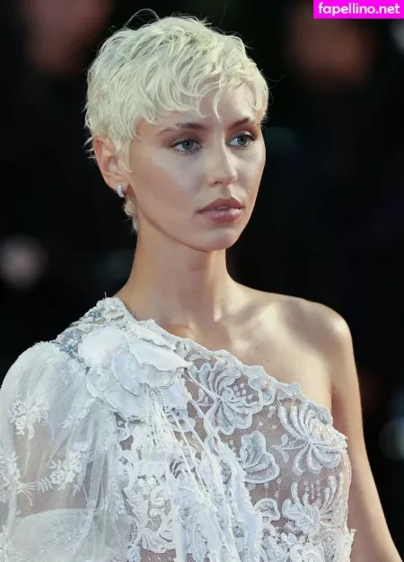 Iris Law OnlyFans Thumbnail #9Q2bgtOHZv